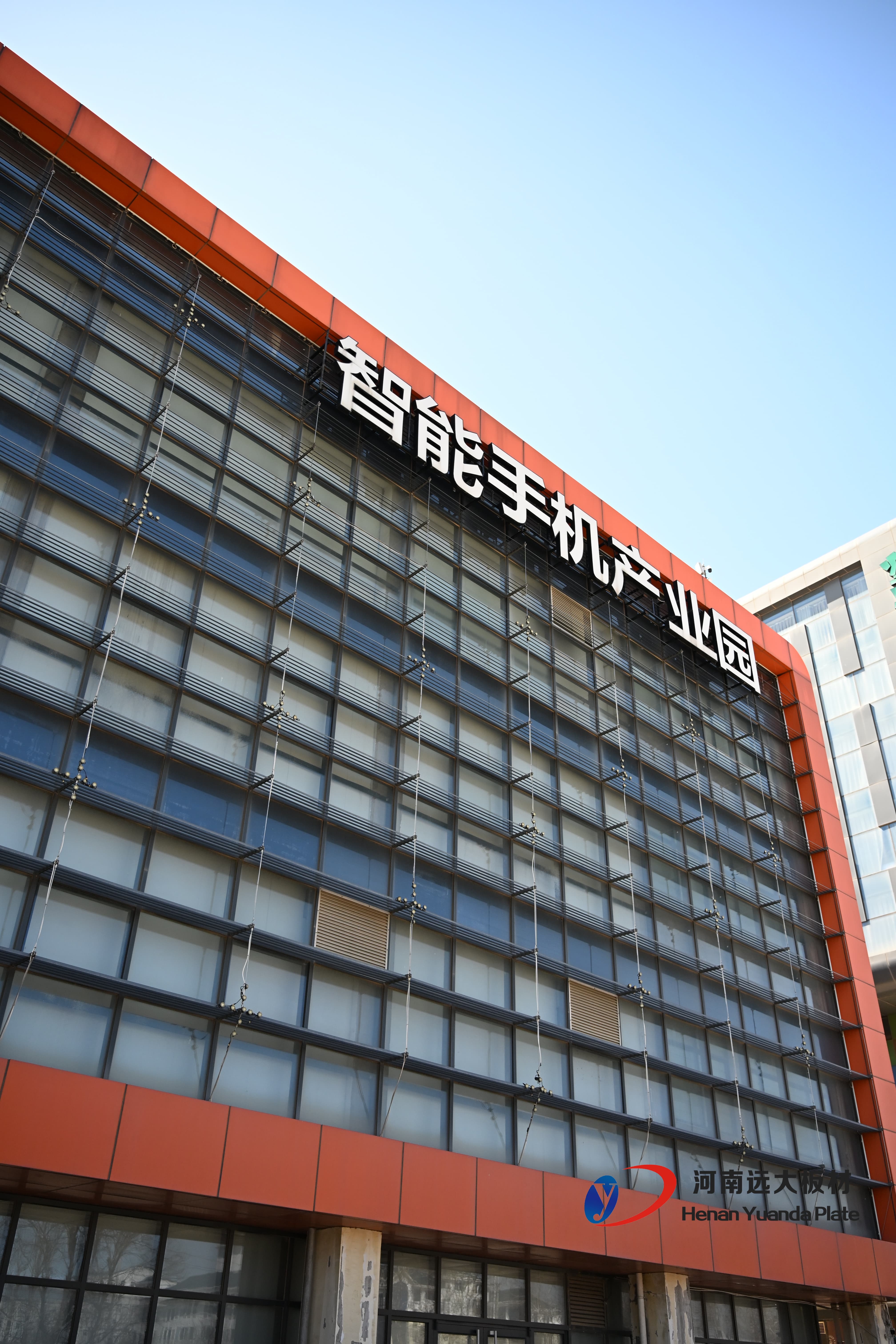 聚氨酯彩鋼板夾心巖棉板：建筑行業(yè)的優(yōu)質之選(圖3)